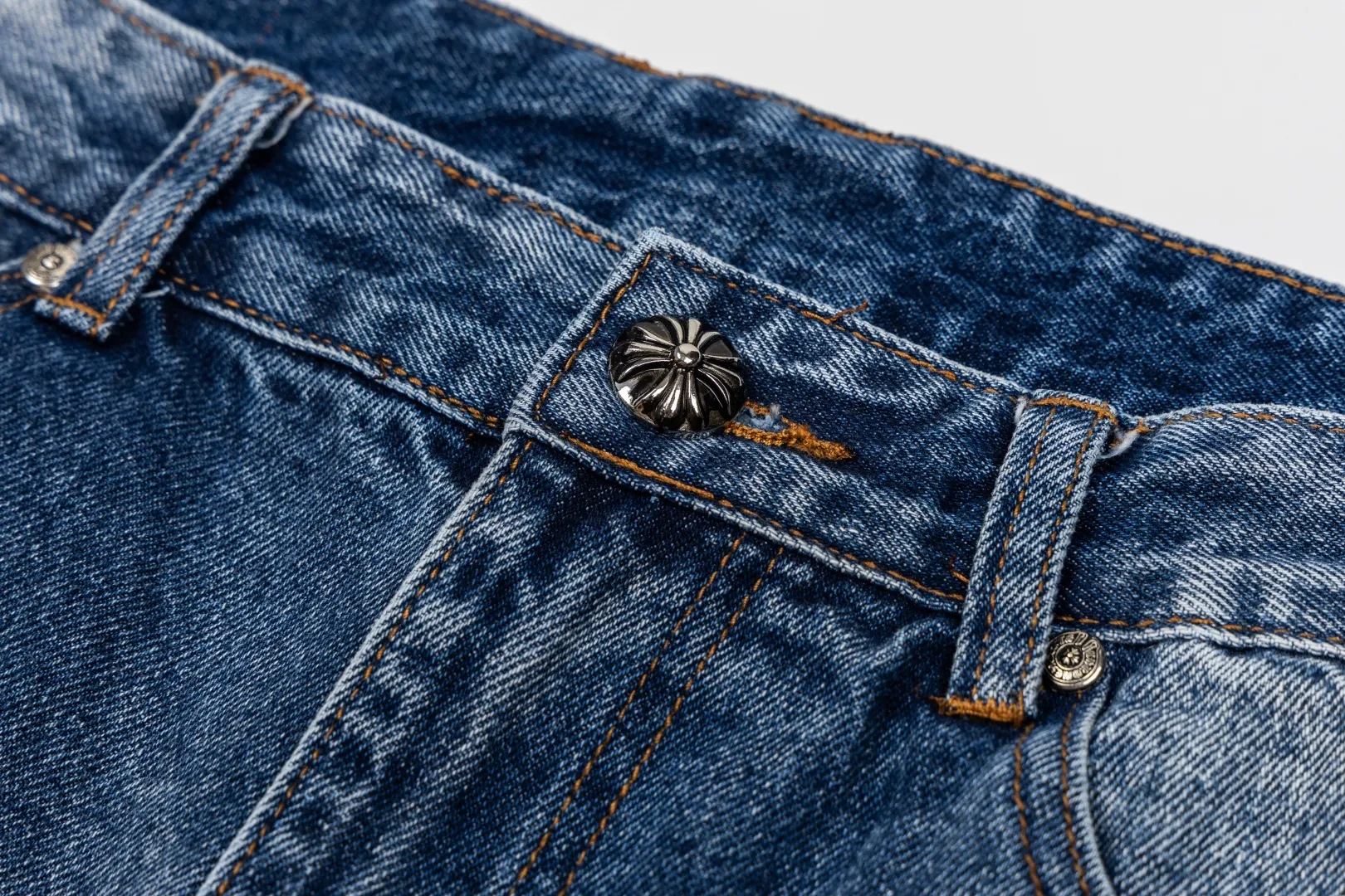 135 CH Crow Heart Blue Pants, Leopard Print Cross Pattern Leather Washed Jeans. The jeans need to be washed before being dismantled and then hand-stitched with sheepskin cross leather and then spliced ​​together to complete. The whole piece has too many craftsmanship to explain. The patchwork cross pattern is embellished, and the high-waisted washed jeans! ! Absolutely Premium luxury product, a god-level single product, a super popular product, made with top heavy industry, a magic weapon not to be missed. Customized hardware, thick fabric, soft after washing, good breathability, customized small leather label, unique design, simple and elegant details, exquisite workmanship, the whole trousers are neatly routed, and the details are in place! It’s so cool that both men and women can easily control the genderless trend! Style number: 2065# Color: Blue Size: 28 30 32 34